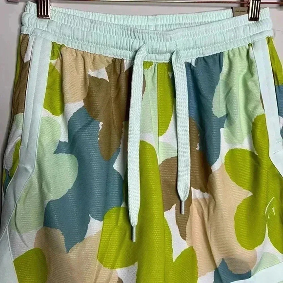 Nike Women’s Fly Crossover Shorts in Atomic Green - Picture 6 of 12